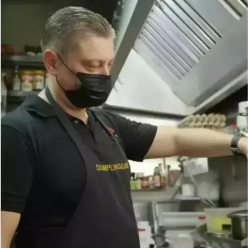 新加坡的俄罗斯饺子馆成俄乌争端泄愤工具，老板卖饺子捐乌克兰 (Singapore’s Russian dumpling restaurant becomes an outlet for anger over Russo-Ukraine conflict; owner sells dumplings, donates to Ukraine)