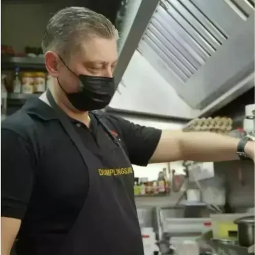 新加坡的俄罗斯饺子馆成俄乌争端泄愤工具，老板卖饺子捐乌克兰 (Singapore’s Russian dumpling restaurant becomes an outlet for anger over Russo-Ukraine conflict; owner sells dumplings, donates to Ukraine)